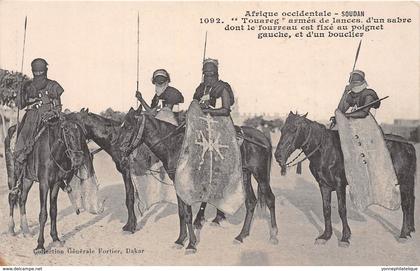 Sahara Occidental / 02 - Touareg armés de lances