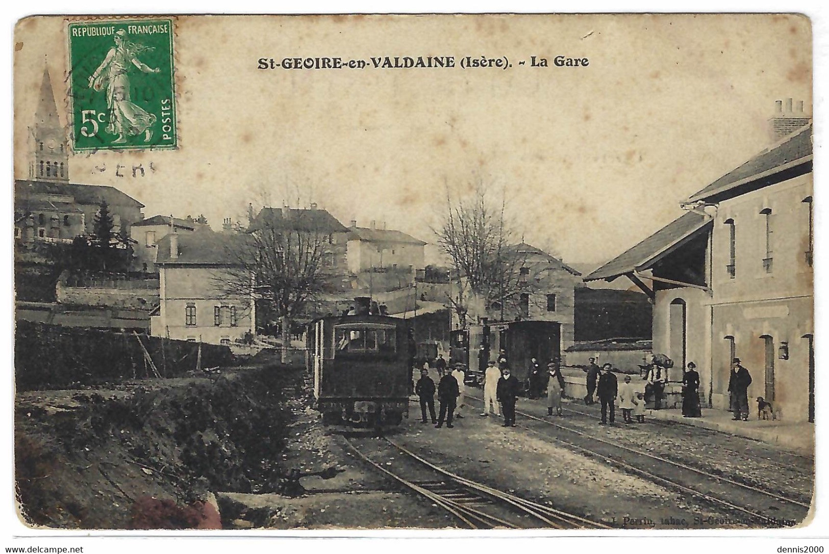 SAINT GEOIRE EN VALDAINE (38) - La Gare - TRAIN EN MARCHE - Ed. Perrin, tabac, Saint Geoire en Valdaine