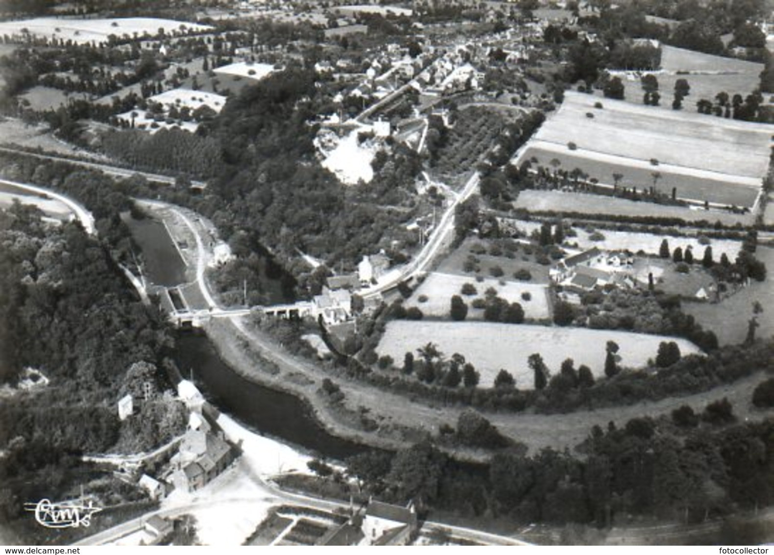 Saint Germain sur Ille (35) : vue générale aérienne (au premier plan le canal)