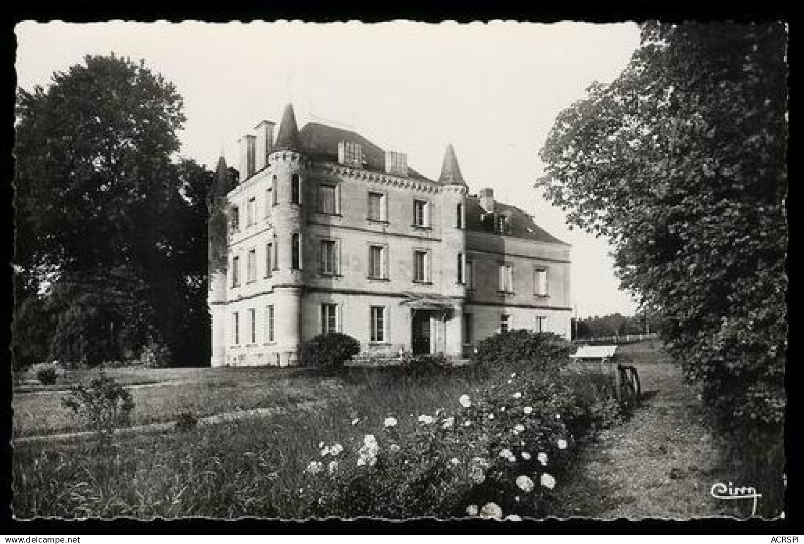 SAINT GERVAIS LES TROIS CLOCHERS chateau du vigneau