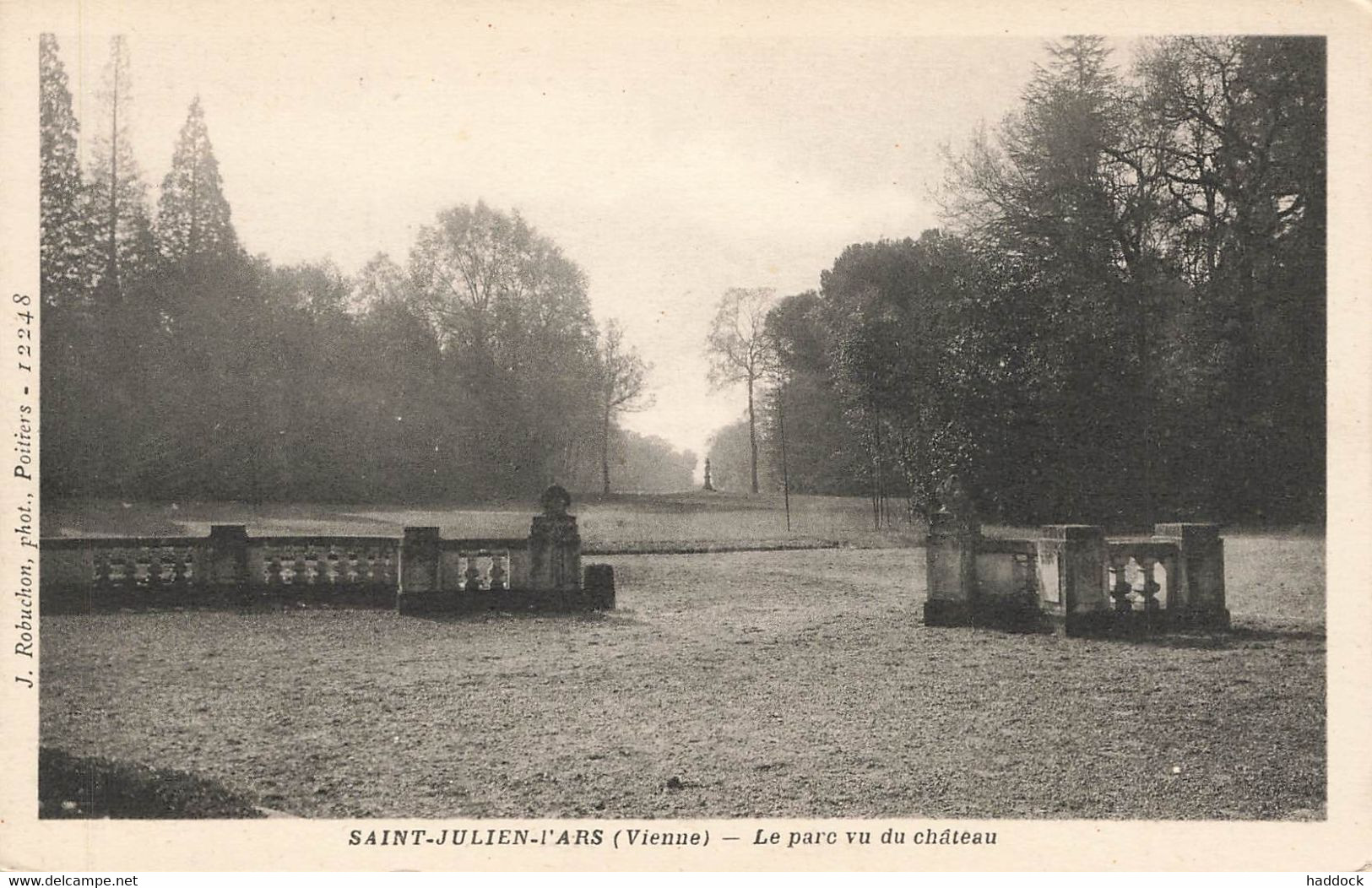 SAINT JULIEN L'ARS : LE PARC VU DU CHATEAU