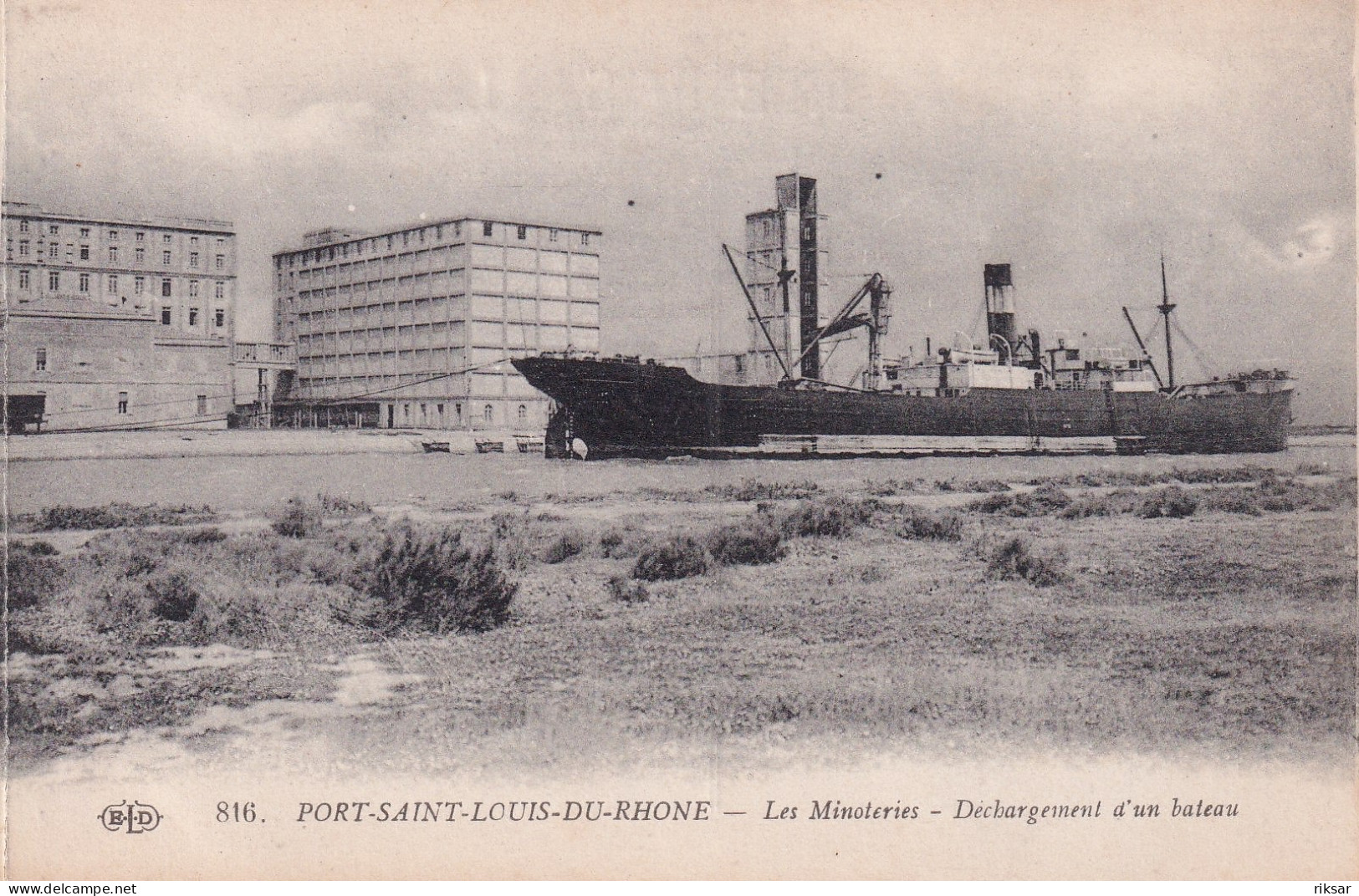 SAINT LOUIS DU RHONE(MINOTERIE) BATEAU EN DECHARGEMENT