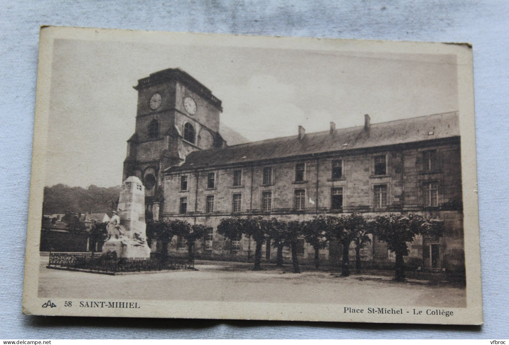 Saint Mihiel, place saint Michel, le collège, Meuse 55