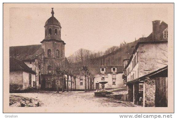 SARRANCE (B PYR) 3 LA PLACE ET L'EGLISE