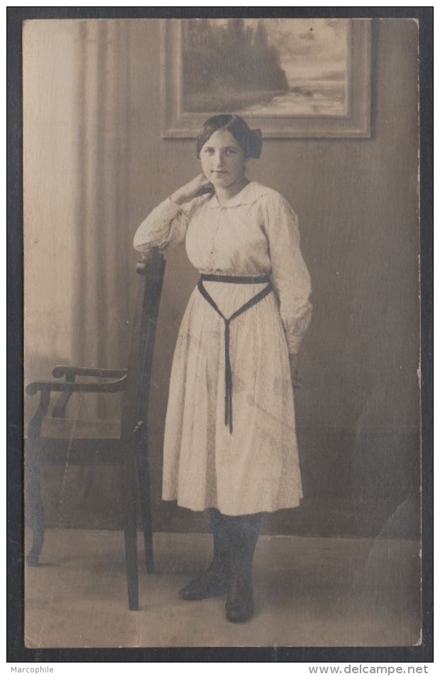 SARRE UNION / 1920 VRAIE CARTE PHOTO - JEUNE FEMME (ref CP551)