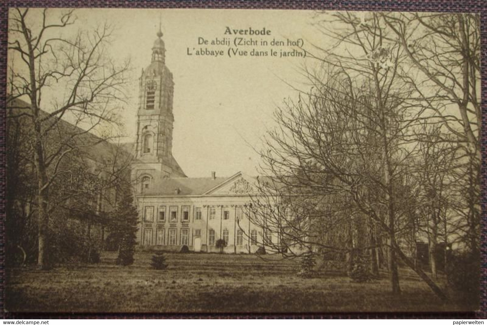 Scherpenheuvel-Zichem / Montaigu-Zichem - Averbode: De Abdij (Zicht in den hof) / L'abbaye (Vue dans de jardin)