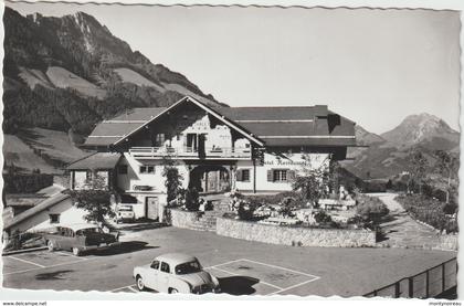 Suisse  :  CRESUZ , Crésuz : le  vieux  chalet 1966, automobile