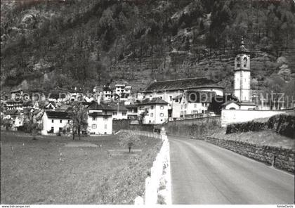 11825818 Cavergno Landstrasse Dorfpartie mit Kirche