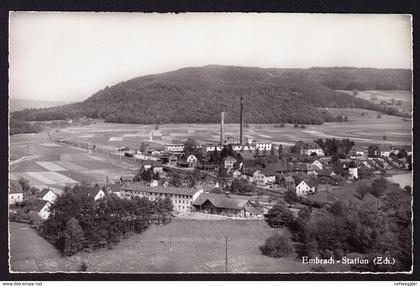 um 1940 ungelaufene AK aus Embrach mit Bahnhof und Fabrikgelände.