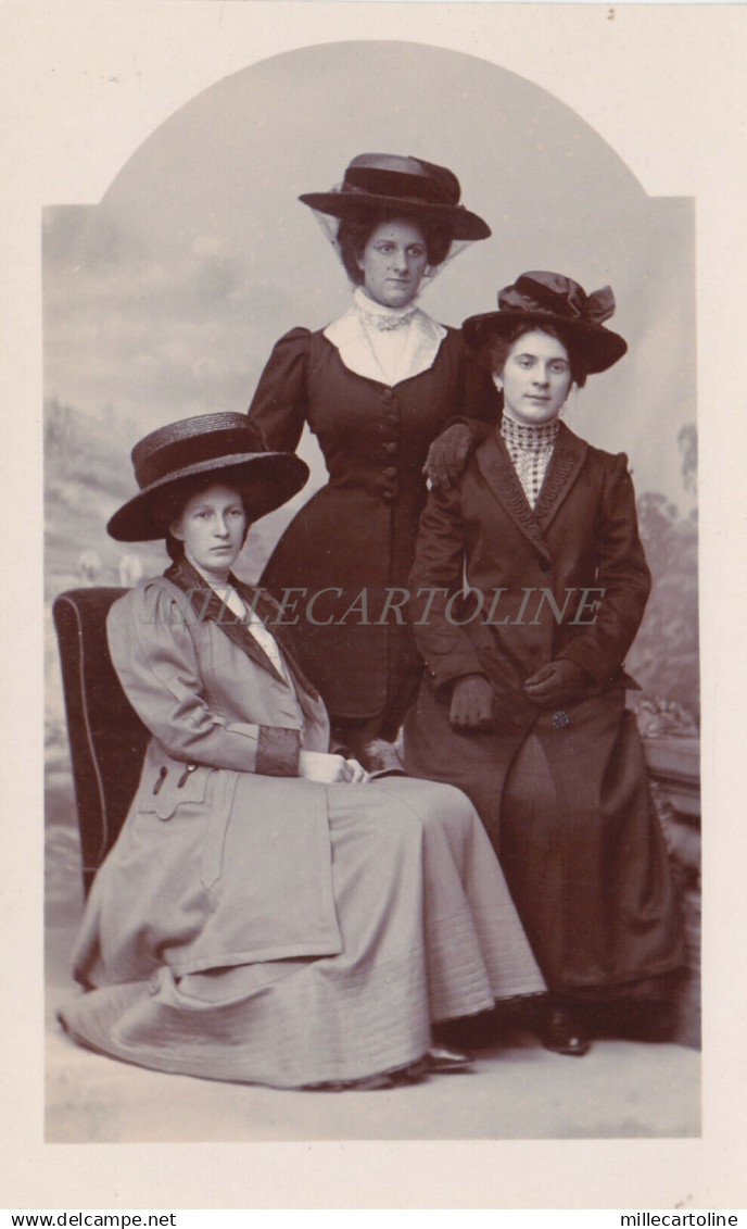 SCOTLAND - Coldstream - Women Hats - Photo Postcard