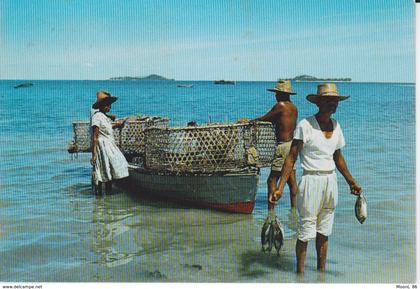 SEYCHELLES -  PECHEUR DE POISSONS - CASIER