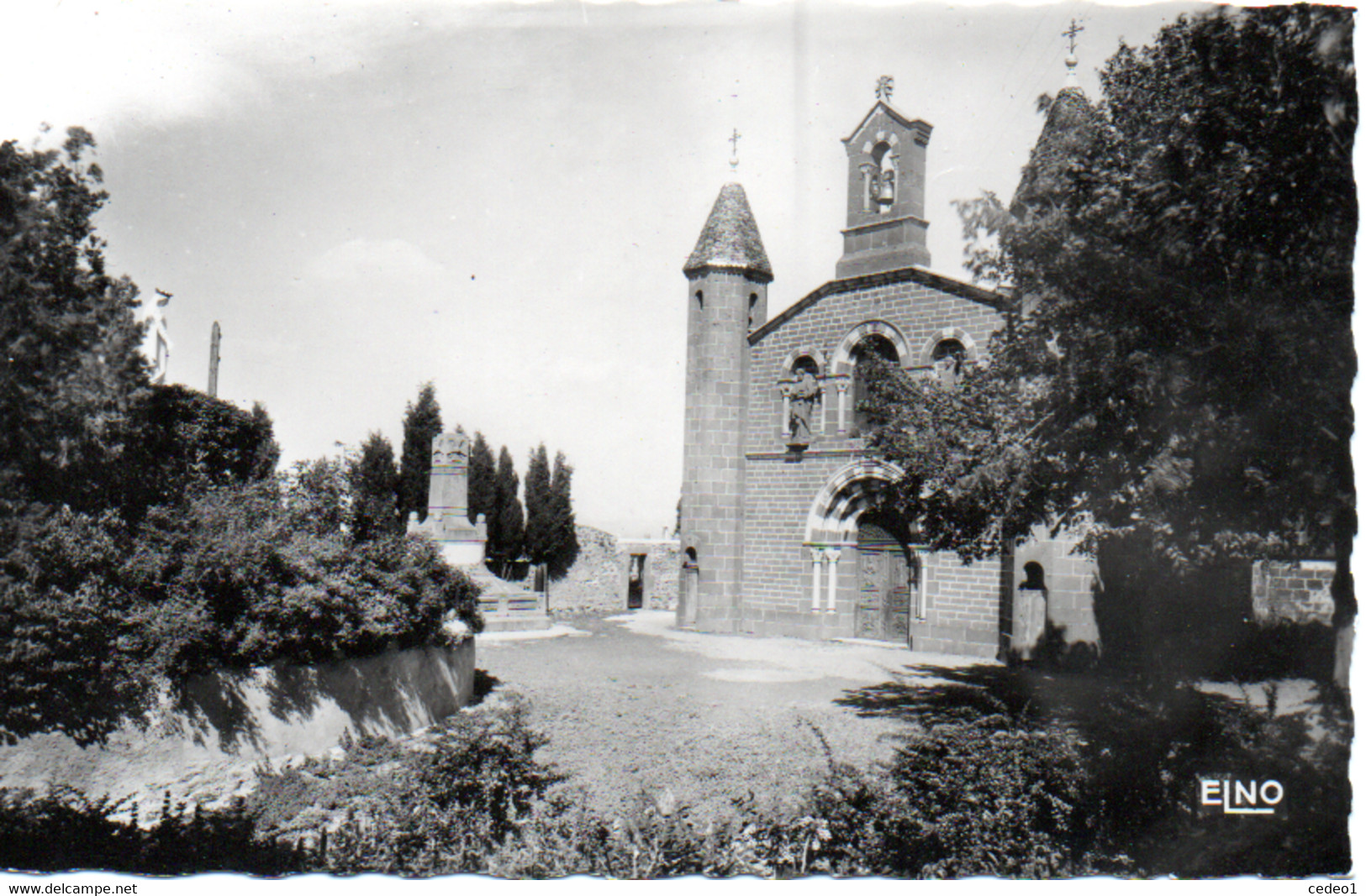 SOLIGNAC SUR LOIRE  PLACE ET FACADE DE L'EGLISE