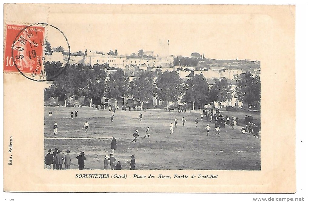 SOMMIERES - Place des Aires, partie de Football