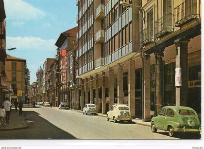 Palencia animée la Grande Rue voitures commerces