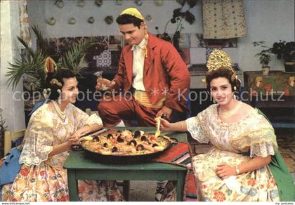 72469441 Valencia Valenciana Frauen in Tracht mit Paella Valencia