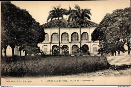 CPA Libreville Gabun, Palais du Gouvernement, Vorderansicht, Bank