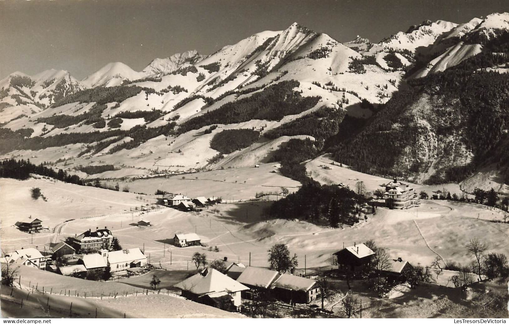 SUISSE - Albeuve - Vue sur le petit village entouré de Tsermon, le Vanil Noir et le Vanil de l'Ecri  - Carte postale