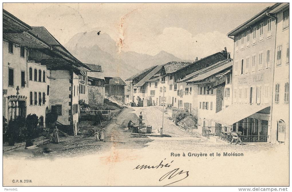 SUISSE - GRUYERES - Rue de GRUYERES et le Moléson