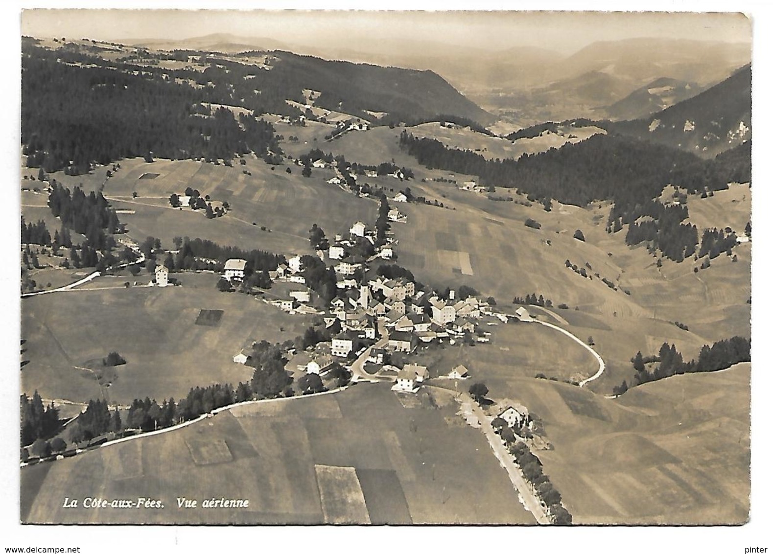 SUISSE - La Côte aux Fées - vue aérienne