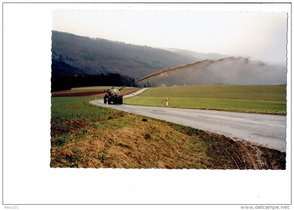 Suisse - (Vaud) - BAULMES - 1996 - arrosage des champs avec le purin depuis la route entre VUITEBOEUF