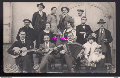 REF 375 : CPA carte photo groupe de musicien probablement à Carouge suisse