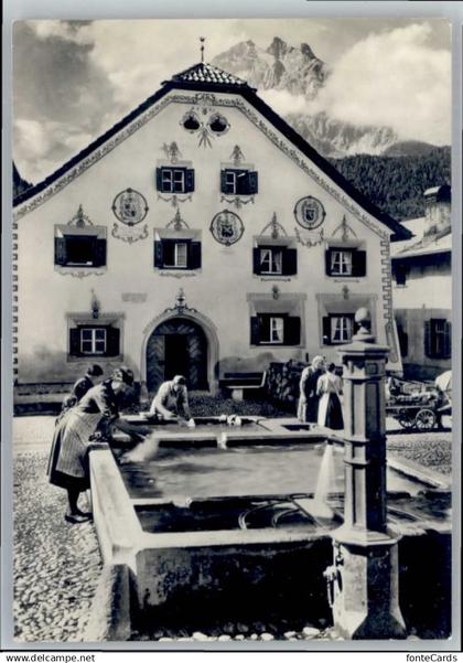 10695800 Scuol Scuol Waescherinnen Dorfbrunnen *