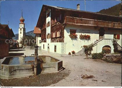 12608420 Fanas Praettigauerhaus mit Dorfbrunnen