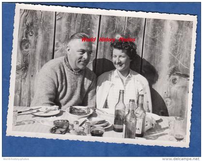 CPA photo - LENZERHEIDE , Vaz Obervaz - Vieux Tzantieni - Mars 1955 - Canton des Grisons - Repas Bouteille Assiette Vin