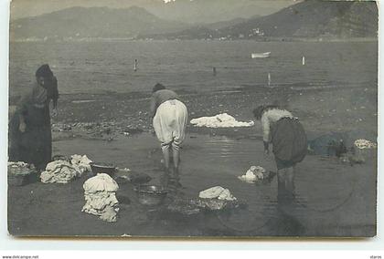 Carte Photo - ALPNACH DORF - Femmes lavant leur linges près d'un lac - Laveuses - Lavandières