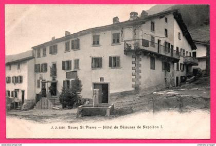 Bourg Saint Pierre - Hôtel du Déjeuner de Napoléon Ier - Fontaine - JULLIEN FRERES 2526 - Précurseur