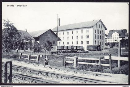 um 1925 ungelaufene AK Mühle in Pfäffikon ZH mit Eisenbahnwaggon in Fabrikgelände