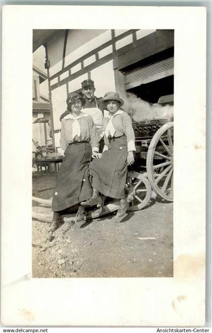 39496552 - Gruppenbild Soldat 2 Frauen