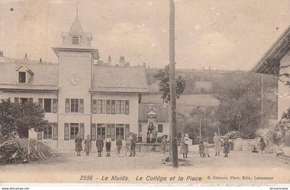 Suisse - ARZIER LE  MUIDS  - Le Collège et la Place