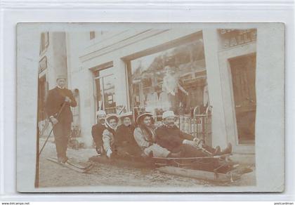 PULLY (VD) Carte Photo - Bobsleigh devant un magasin d'articles de sport - Année 1909