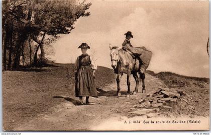 SUISSE - VALAIS - paysannes sur la route de saviese