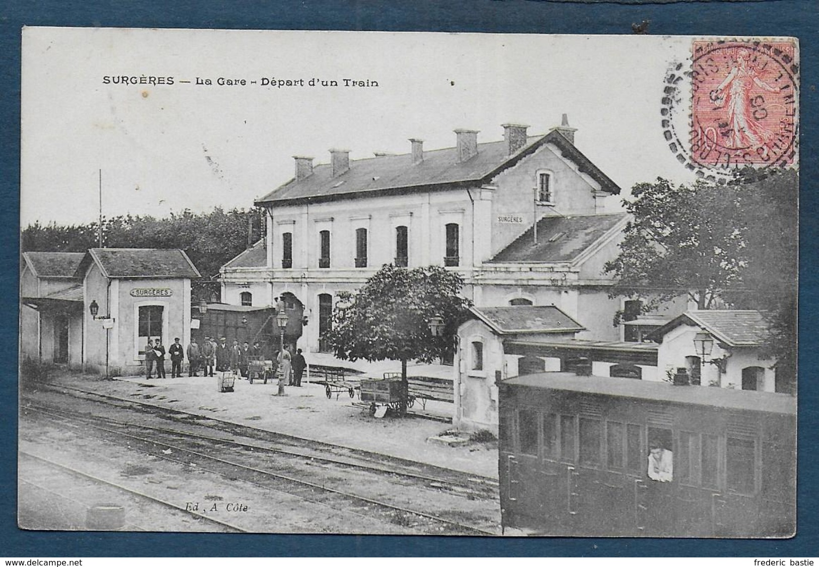 SURGERES - La Gare - Départ d'un Train