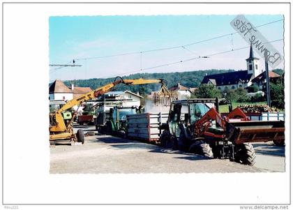 Suisse Fribourg CUGY - Gare - déchargement à quai wagons betteraves sucrières - tracteur grue - 1999