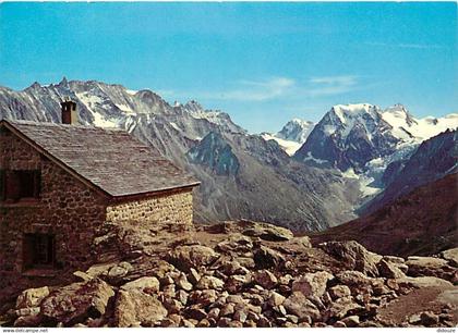 Suisse - VS Valais - Cabane des Aiguilles Rouges sur Arolia, Valais. Au fond, l'Aiguille de la Tza et le Mont Collon - C