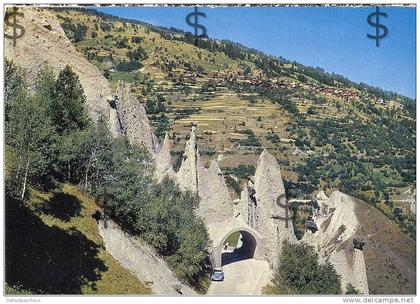 VAL D'HERENS Valais : pyramides d'Euseigne et village d' HEREMENCE ( citroen 2CV )