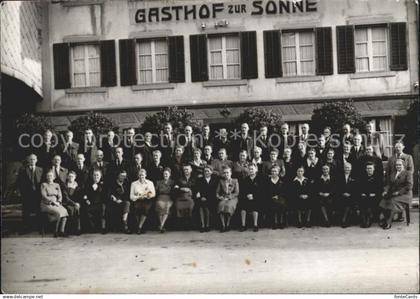 12360111 Niederbipp Gruppenbild vor Gasthof zur Sonne