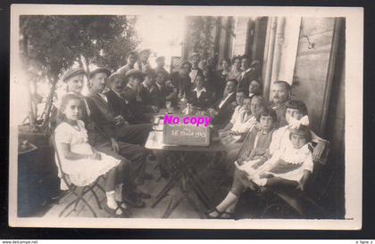 REF 375 : CPA carte photo famille sur la terrasse d'un restaurant à Carouge Suisse