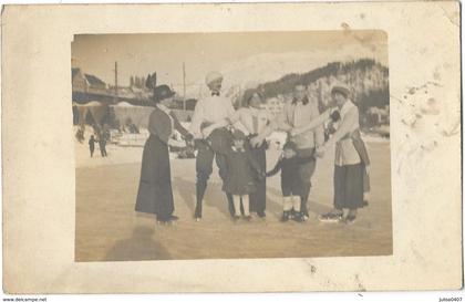 SAINT MORITZ (Suisse) carte photo groupe de patineurs patinoire belle animation