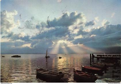 SUISSE - Reflets de France - Effets de lumière sur le Lac Léman - barques - Carte Postale