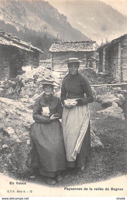 20-3581 : EN VALAIS. PAYSANNES DE LA VALLEE DE BAGNES.