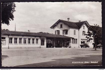 1946 gelaufene Foto AK: Bahnhof Pfäffikon ZH. Mit Auto