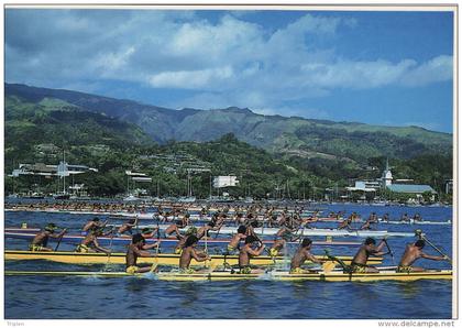 Course de pirogue à Tahiti - Fêtes de juillet