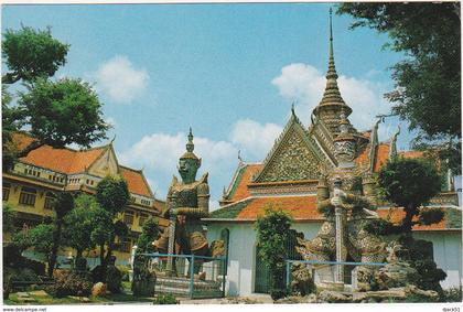 Thaïlande / Giant Guardians at the Wat Aroon (Temple of Dawn), Bangkok, Thaïland