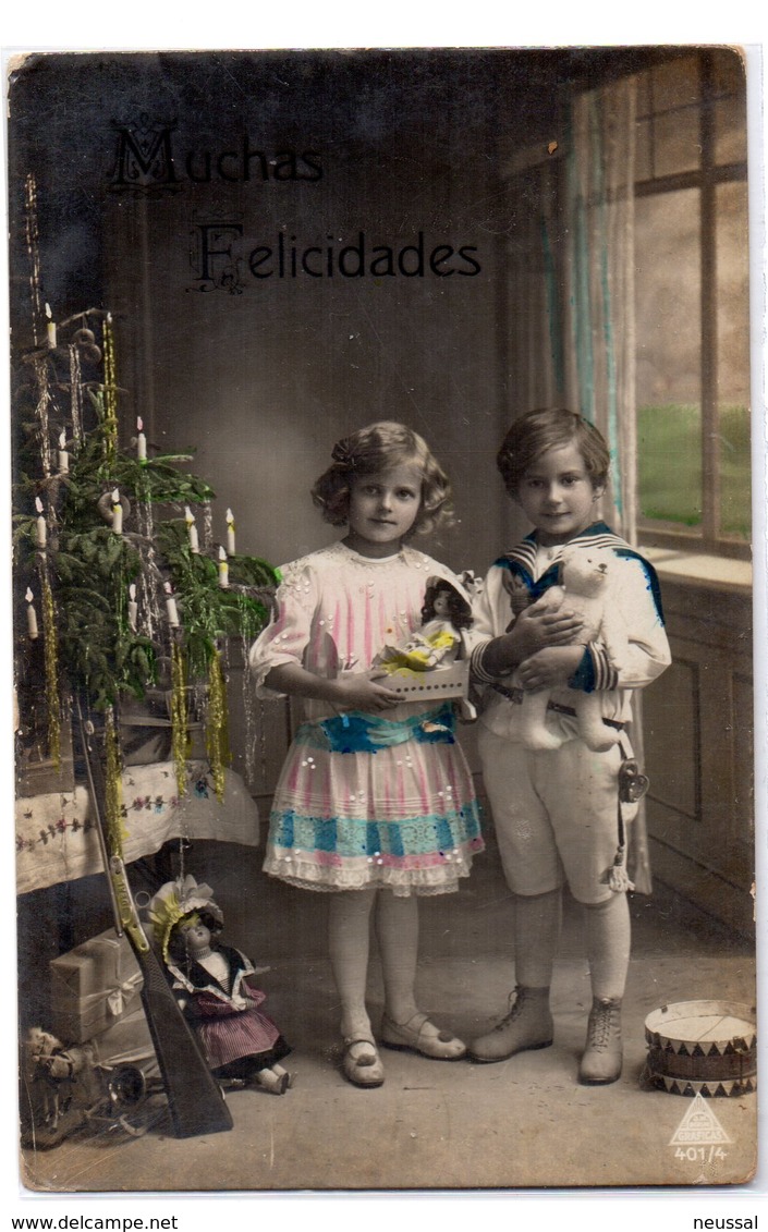 tarjeta postal de  felicidades niños posando.