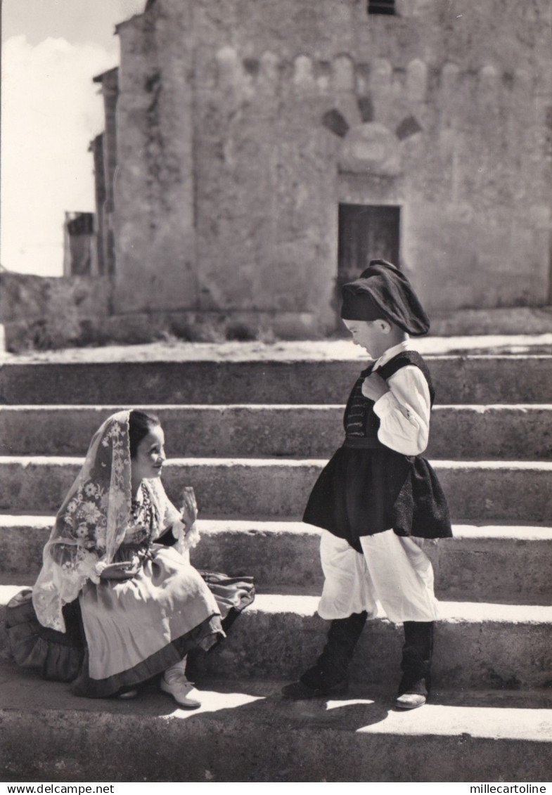 TISSI: Bambini in costume della Sardegna    1962