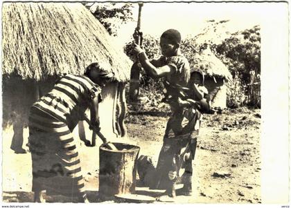 Carte Postale Ancienne de : TOGO-femmes préparant le foufou